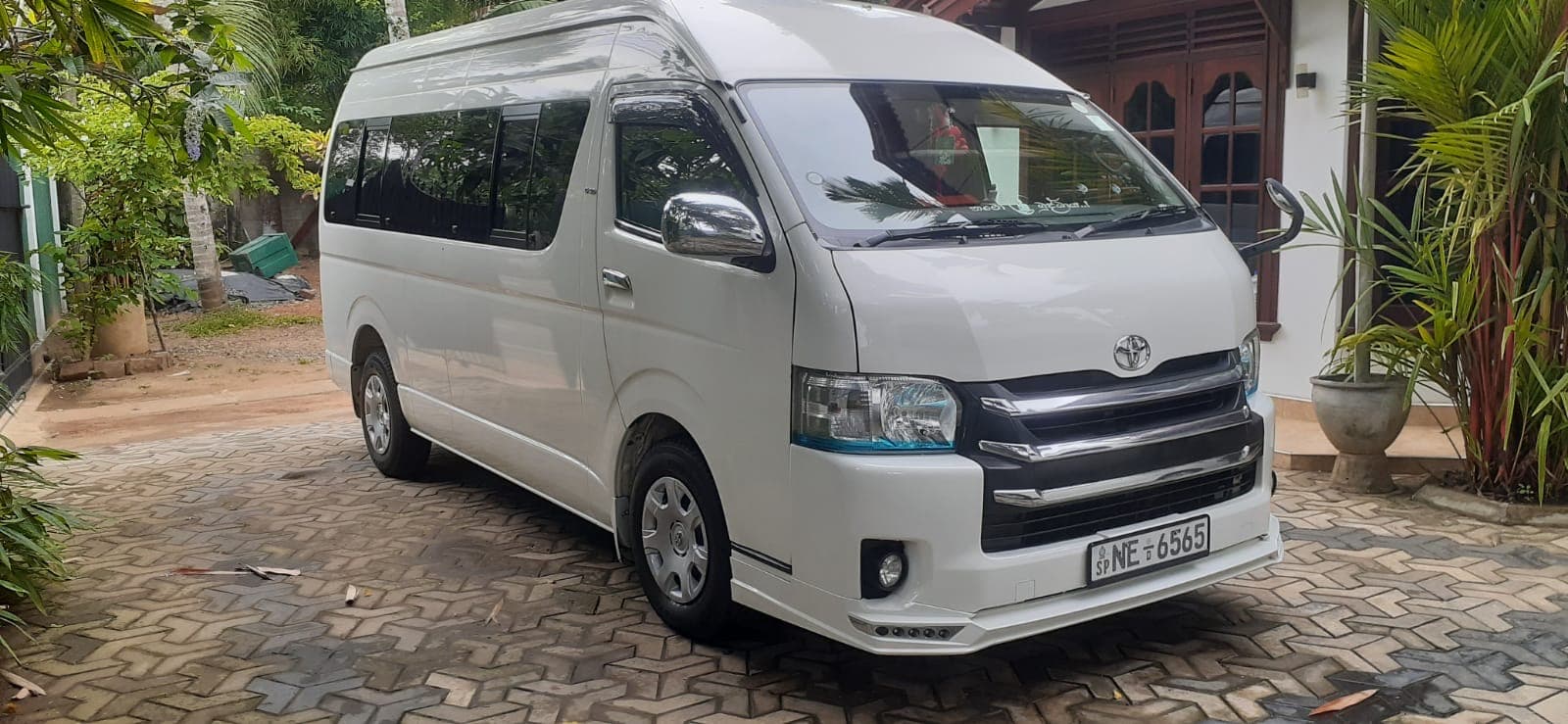 Van β Toyota KDH Highroof